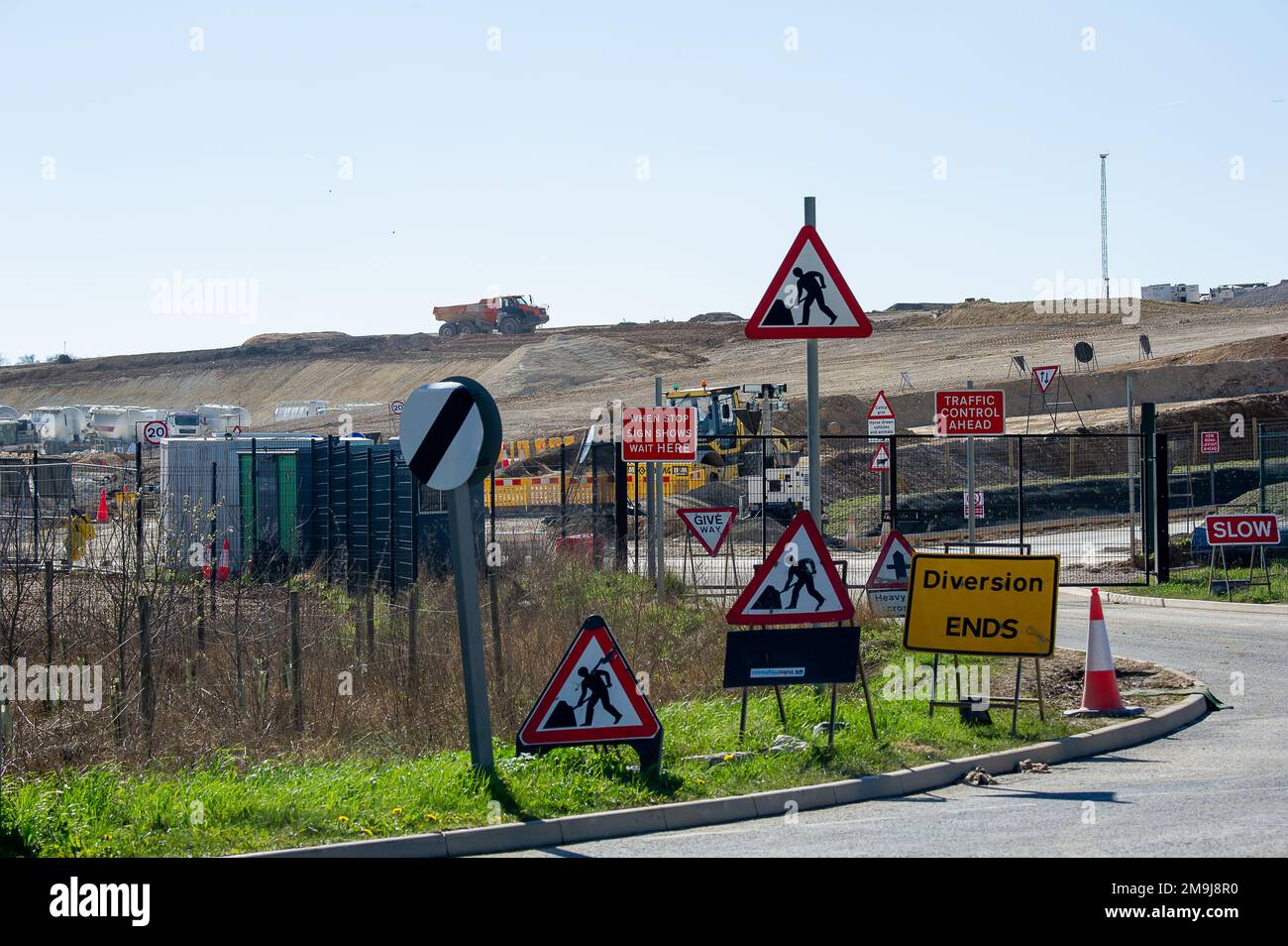 West Hyde, Hertfordshire, Großbritannien. 19. März 2022. Die Baustelle HS2 High Speed Rail South Portal. Segmente für die Doppeltunnel, die von zwei Tunnelbohrmaschinen an ihre Stelle gebracht werden, werden am Standort aufbewahrt. Die Viaduct-Piers aus Beton werden in HS2 Viaduct in der Vorgussfabrik hergestellt. Das eine ländliche Gebiet ist heute nicht mehr zu erkennen, da bis HS2 ein Großteil der Landschaft ausgegraben wurde. Kredit: Maureen McLean/Alamy Stockfoto