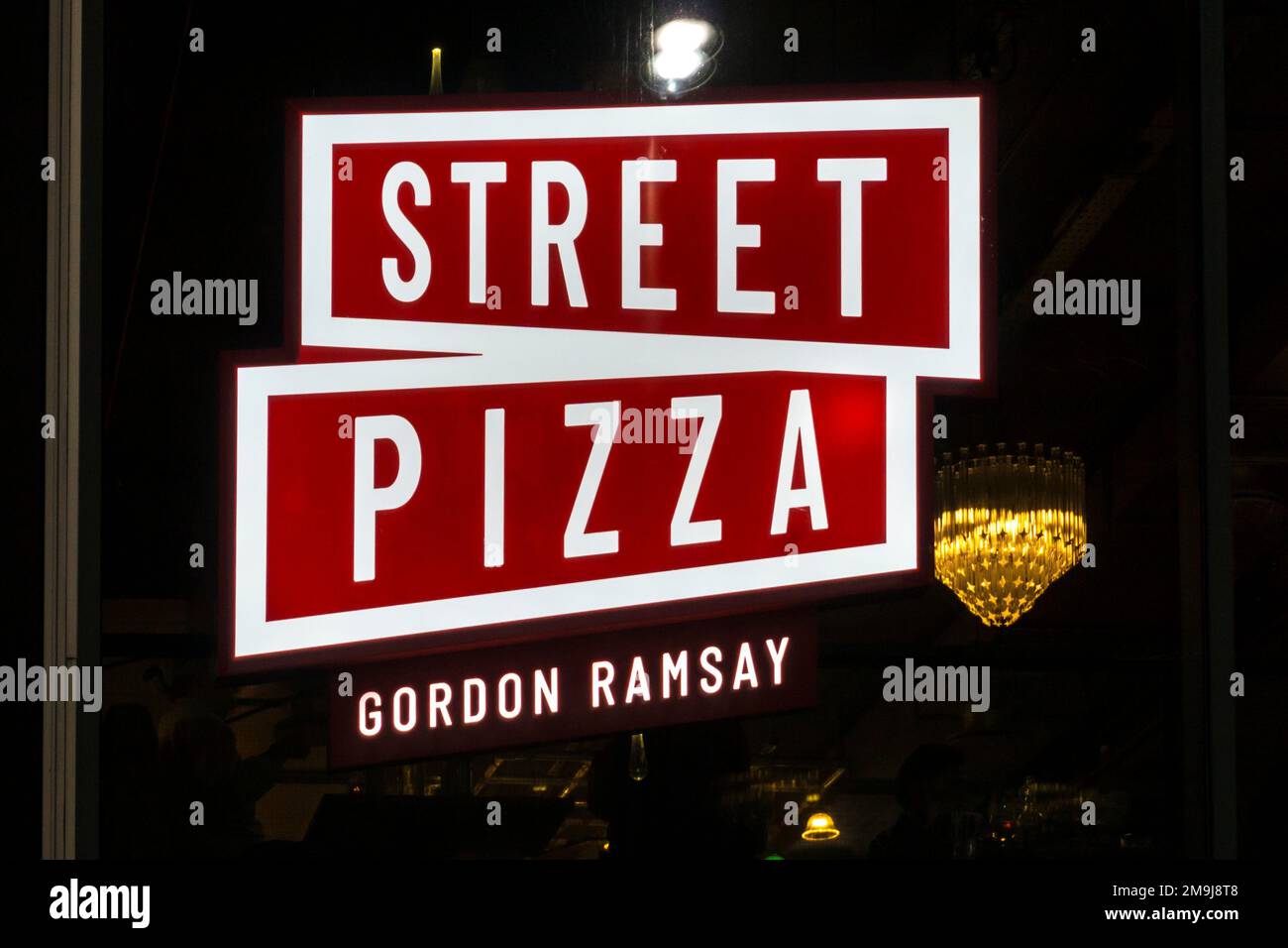 Unterschreiben Sie für Gordon Ramsay's Street Pizza Restaurant bei Nacht. Paradise Street, Liverpool. Stockfoto