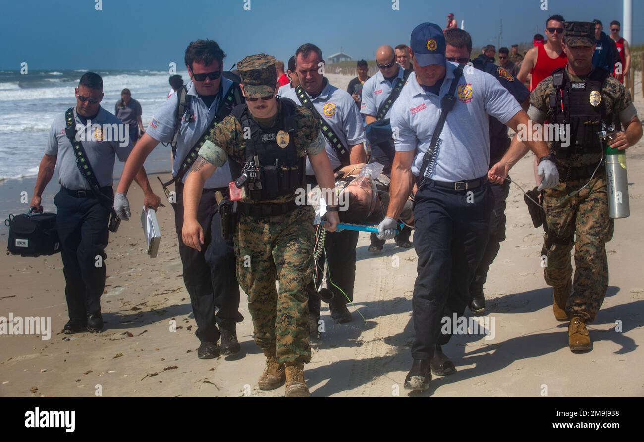Das Camp Lejeune Fire and Emergency Services Department, das Büro des Provost Marshals und die Beach Detachment (DET) führten am 19. Mai 2022 am Onslow Beach am Marine Corps Base Camp Lejeune, North Carolina, eine simulierte Reaktionsübung durch. Jedes Jahr führt das Beach DET eine Übung durch, um Ersthelfer und andere Personen mit den Erwartungen an die Reaktion im Notfall vertraut zu machen. Stockfoto