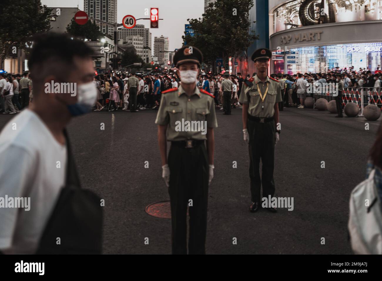 Ein Bild von zwei Männern in Uniformen, die während des Nationalfeiertags am Bund auf der Straße stehen. Stockfoto