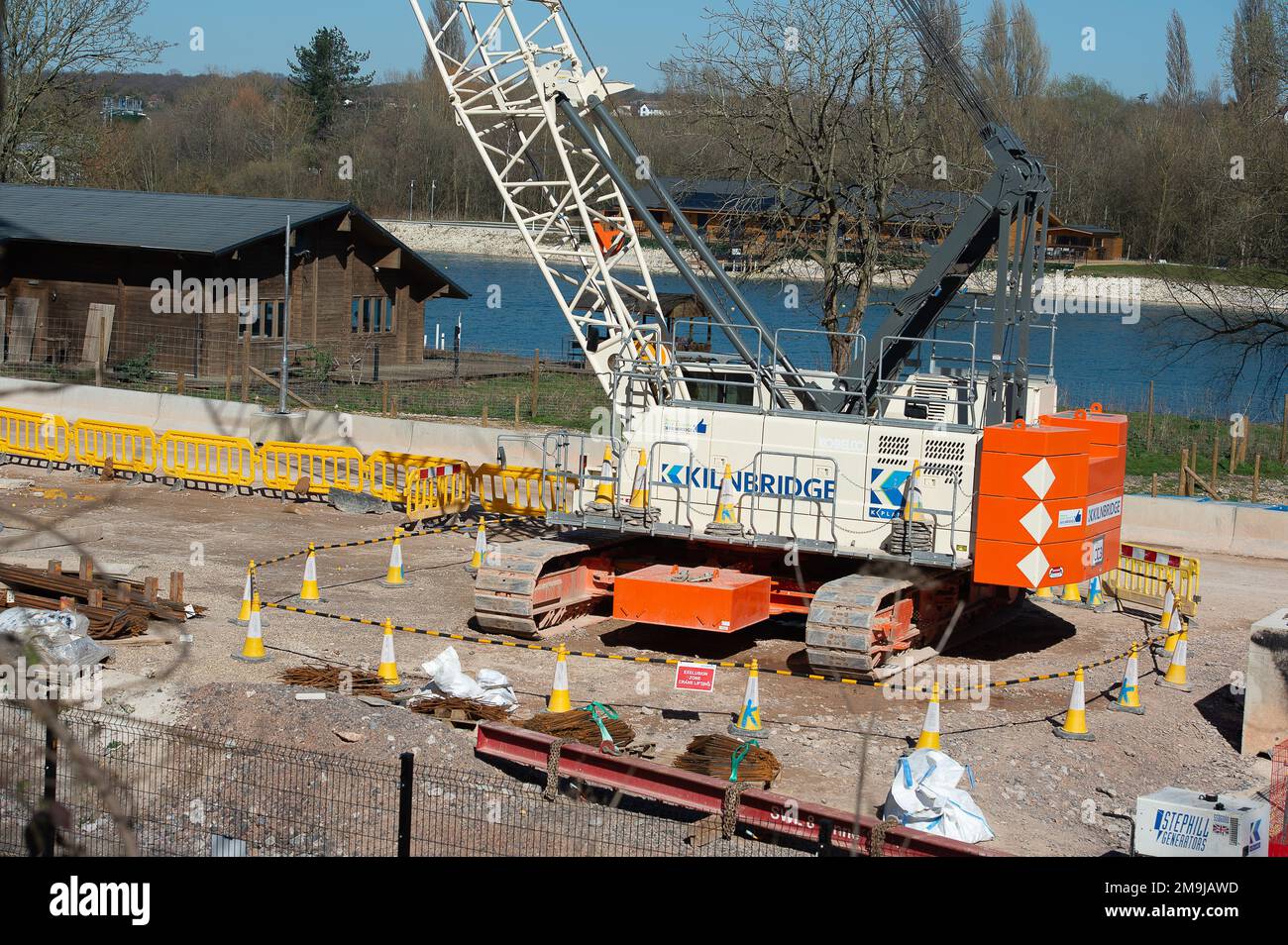 Denham, Großbritannien. 19. März 2022. HS2 Bauarbeiten für das Colne Valley Viadukt. Am ehemaligen Denham Water Ski Club neben der North Orbital Road in Denham werden Betonpiers aufgestellt. Die 700-Tonnen-Trägermaschine HS2 High Speed Rail namens Dominique ist jetzt in Betrieb und hat damit begonnen, einige der vorgegossenen Betonbrückensegmente auf das erste von 56 Pier-Segmenten für das HS2 High Speed 2 Colne Valley Viaduct zu bringen. Das Colne Valley Viaduct wird die längste Eisenbahnbrücke in Großbritannien sein. Kredit: Maureen McLean/Alamy Stockfoto