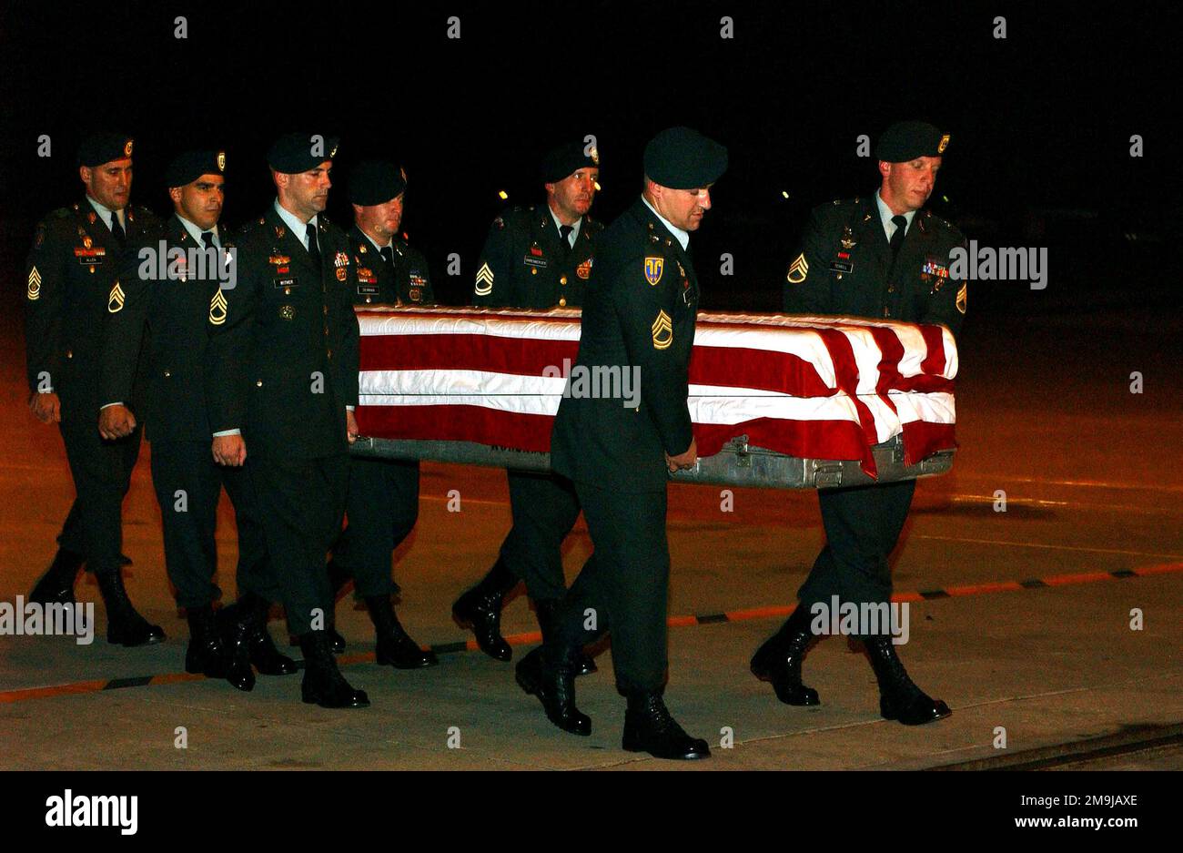 Eine Ehrenwache der US-Armee (USA) aus DEM 1. Bataillon, 1. Special Forces Group (Airborne) transportiert einen mit Flagge versehenen Umschlagkasten, in dem die Überreste von Mark Wayne Jackson, US Sergeant First Class (SFC), über die Fluglinie am Kadena Air Base (ab) Okinawa, Japan, transportiert werden. SFC Jackson wurde A/Company, 2. Bataillon, 1. Special Forces Group (SFG) (Airborne), Einsatzkommando Alpha 142 zugeteilt und wurde bei einem Bombenanschlag auf ein Open-Air-Restaurant vor dem Tor in Camp Enrile Malagutay, Zamboanga, Philippinen, getötet. (Unterdurchschnittliches Bild). Basis: Luftwaffenstützpunkt Kadena Staat: Okinawa Land: Jap Stockfoto