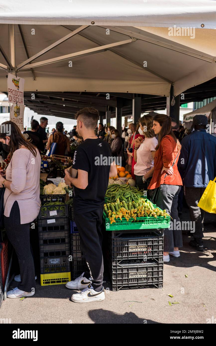 Florenz, Italien - 15. April 2022: Einkaufen von Gemüse, Sant'Ambrogio Markt, Mercato di Sant'Ambrogio, Piazza Lorenzo Ghiberti Stockfoto