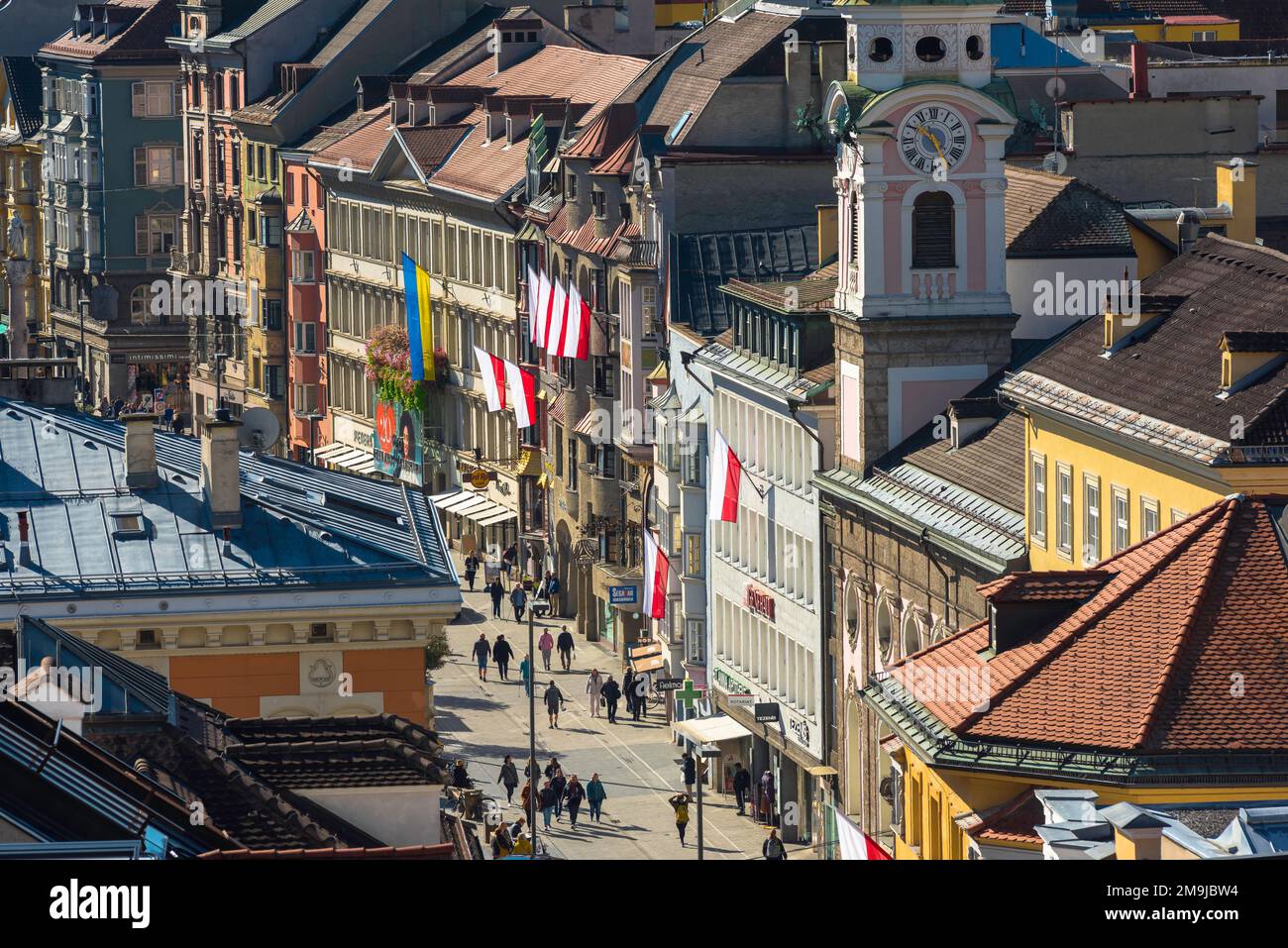 Herzog-Friedrich-Straße Innsbruck, Blick auf die Herzog-Friedrich-Straße, die Haupteinkaufsstraße in der Altstadt von Innsbruck, Österreich Stockfoto
