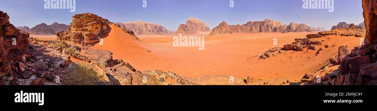 Felsformationen und roter Sand in der Wadi Rum Wüste, Jordanien Stockfoto