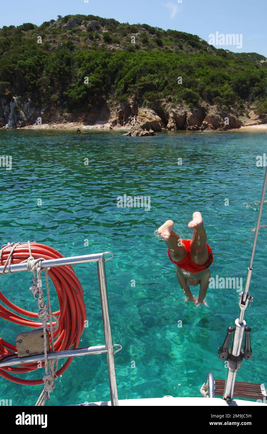 Tauchen vom Boot aus in La Maddalena Archipel, Sardinien, Italien Stockfoto