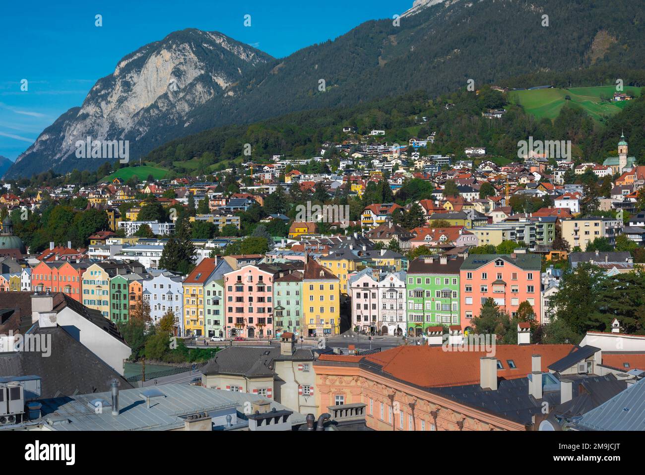 Mariahilfstrasse Innsbruck, im Sommer sehen Sie farbenfrohe Gebäude, die als Innhauser bekannt sind, am Westufer des Innsbrucks, Österreich Stockfoto