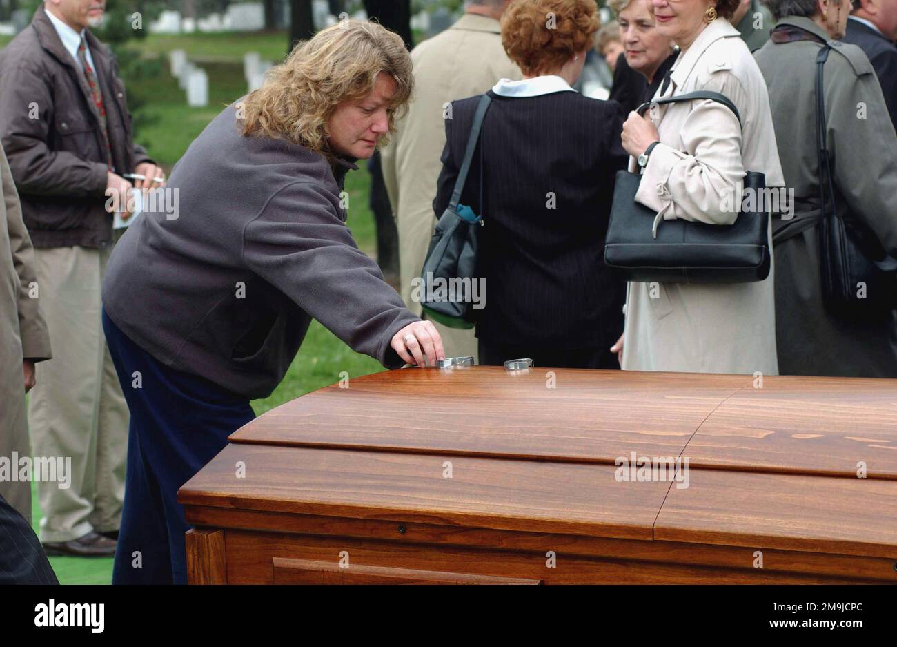 Ein Gemeindemitglied legt während seines Grab Side Funeral Service auf dem Arlington National Cemetery, VA, ein Kriegsgefangenenlager auf den Sarg des Kapitäns der US Air Force (CPT) Jefferson Scott Dotson. CPT Dotson, ein Vietnam war Fighter Pilot, der der taktischen Fighter Squadron (TFS) von 416. zugeteilt wurde, wurde vor 33 Jahren als vermisst in Aktion (MIA) erklärt, als sein Kämpfer während einer Mission über dem Ho Chi Minh Trail in Zentral-Laos unterging. Die Überreste von CPT Dotsons wurden entdeckt und dann durch DNA-Tests positiv identifiziert. Basis: Arlington National Cemetery State: Virginia (VA) Coun Stockfoto