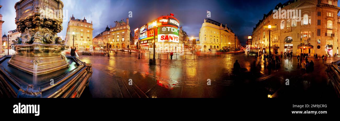 Stadtstraße mit Gebäuden und Neonlichtern, Piccadilly Circus, London, England, Großbritannien Stockfoto