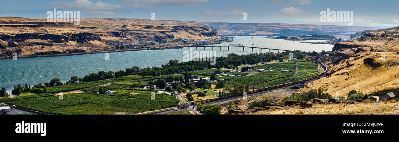 River and Fields, Columbia River Gorge, Oregon, USA Stockfoto