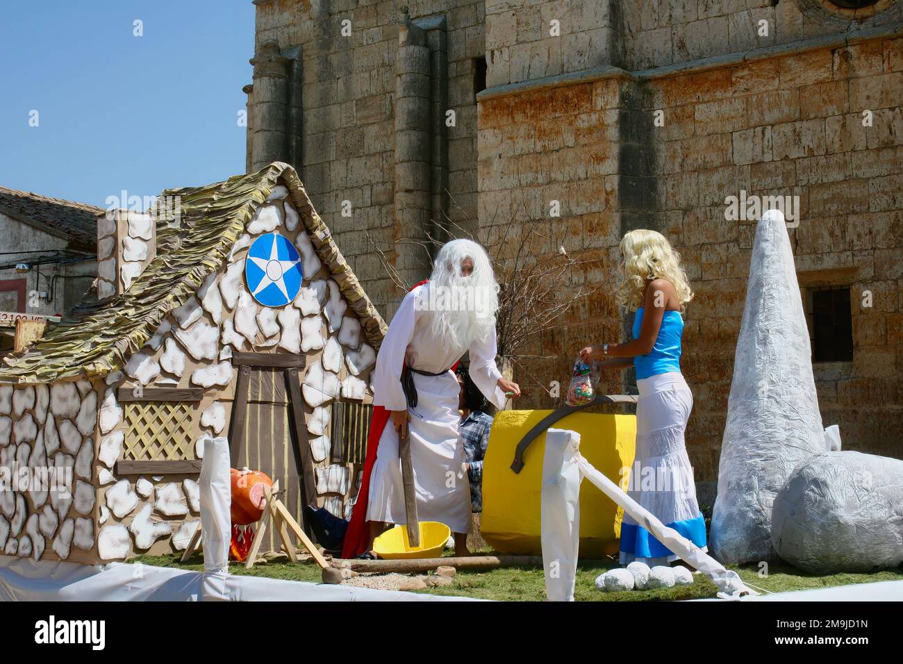 Gleiten Sie mit zwei Asterix- und Obelix-Karikaturenkostümen auf den Sommerpartys Lantadilla Palencia Kastilien und Leon Spanien Stockfoto