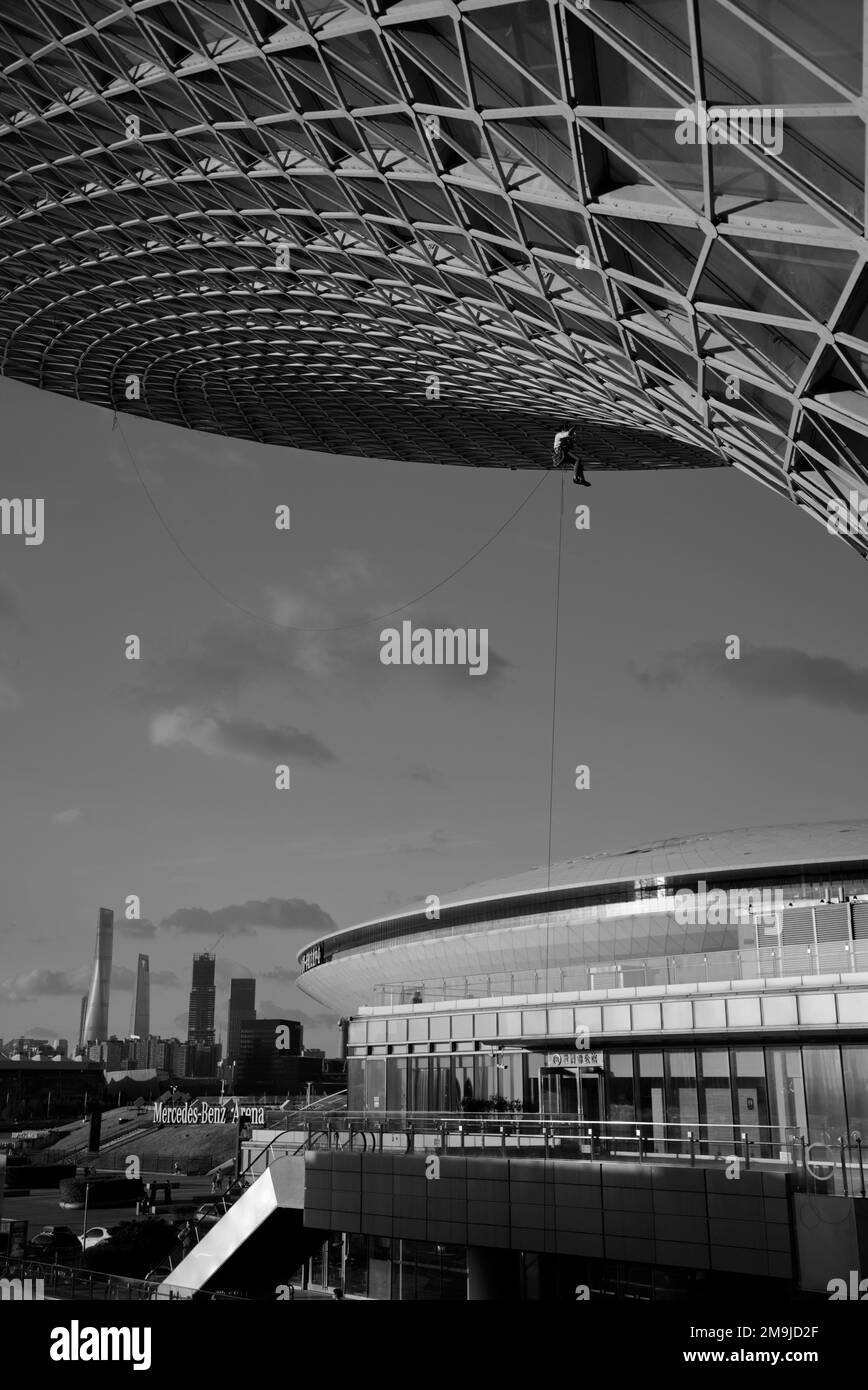 Eine Grauskala eines diagroiden Dachstruktursystems mit Mercedes-Benz Arena in Shanghai, China Stockfoto