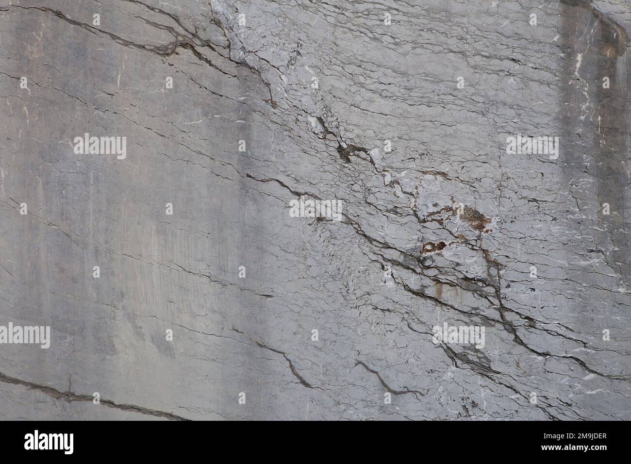 Marmorhintergrund. Hintergrundstruktur aus Naturstein. Glatter Marmorschnitt in einem Steinbruch. Stockfoto