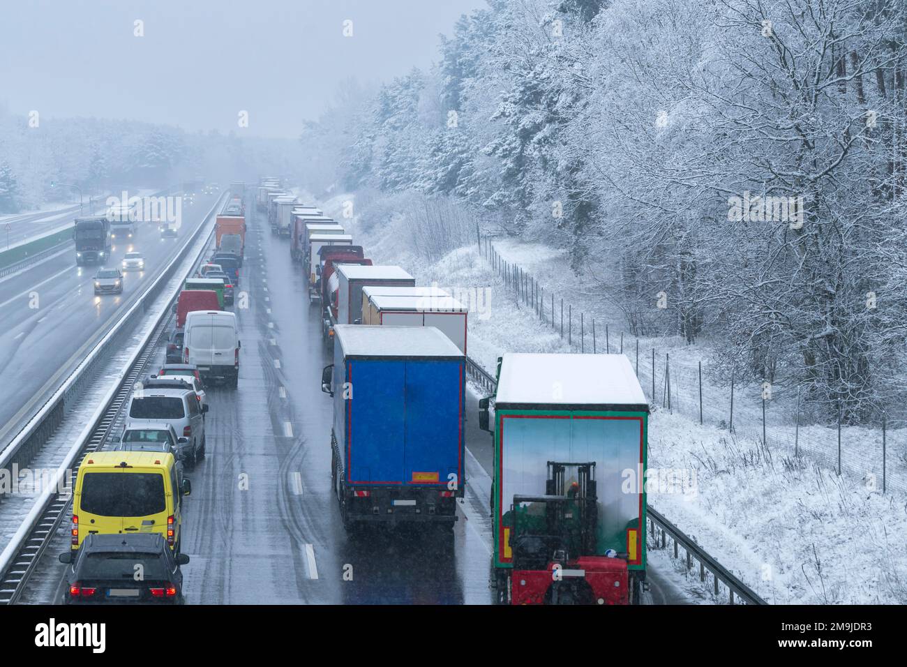 Notspur nach Unfall auf einer deutschen Autobahn nach Winterbeginn Stockfoto