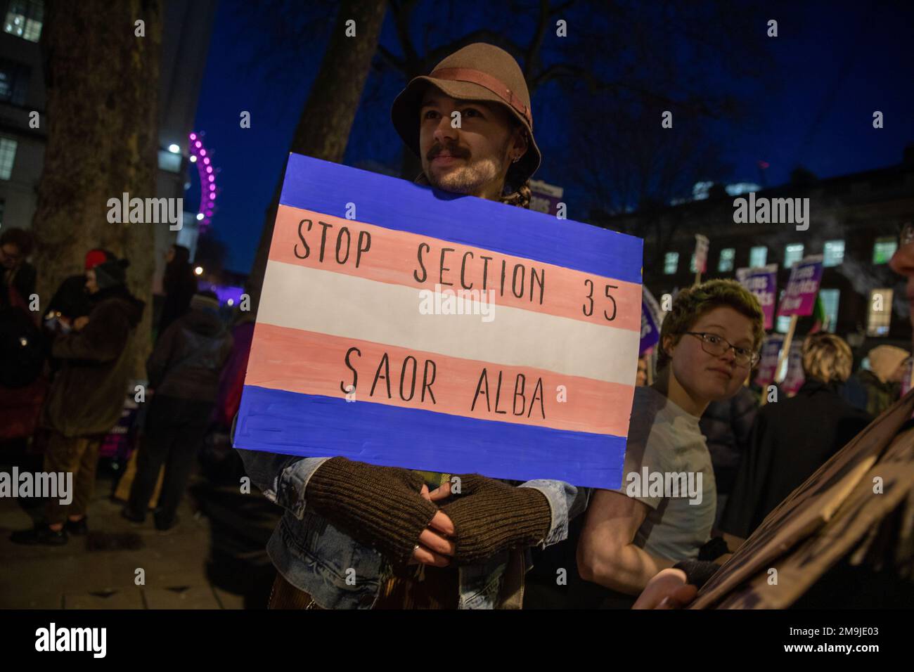 WHITEHALL, LONDON, 18. Januar 2023, Trans Rights protestiert gegenüber der Downing Street, nachdem die britische Regierung die Gesetzgebung zur Geschlechteranerkennung der schottischen Regierung blockiert hatte. Kredit: Lucy North/Alamy Live News Stockfoto