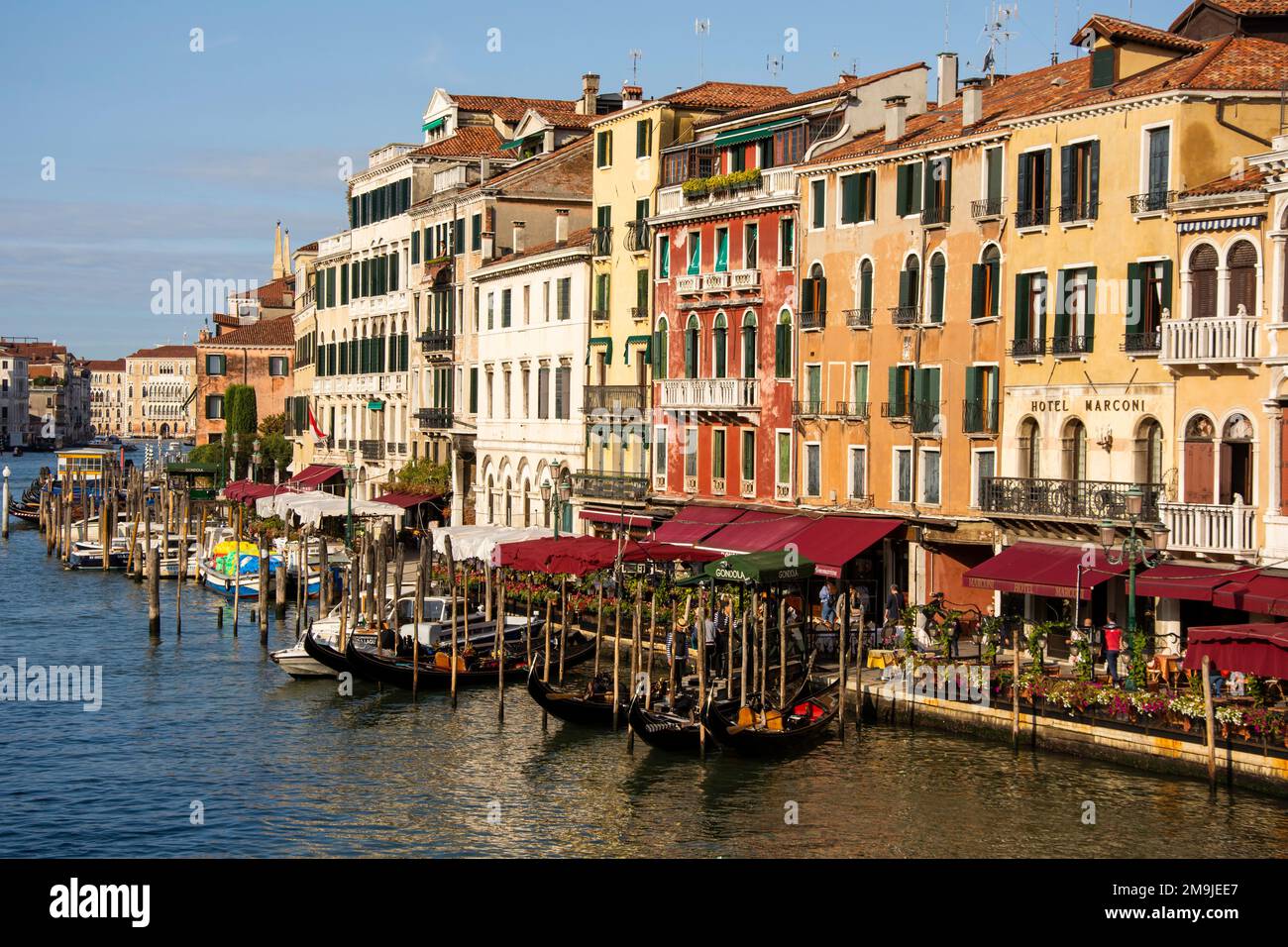 Gondelpark entlang der Riva del Vin in Venedig, Italien Stockfoto