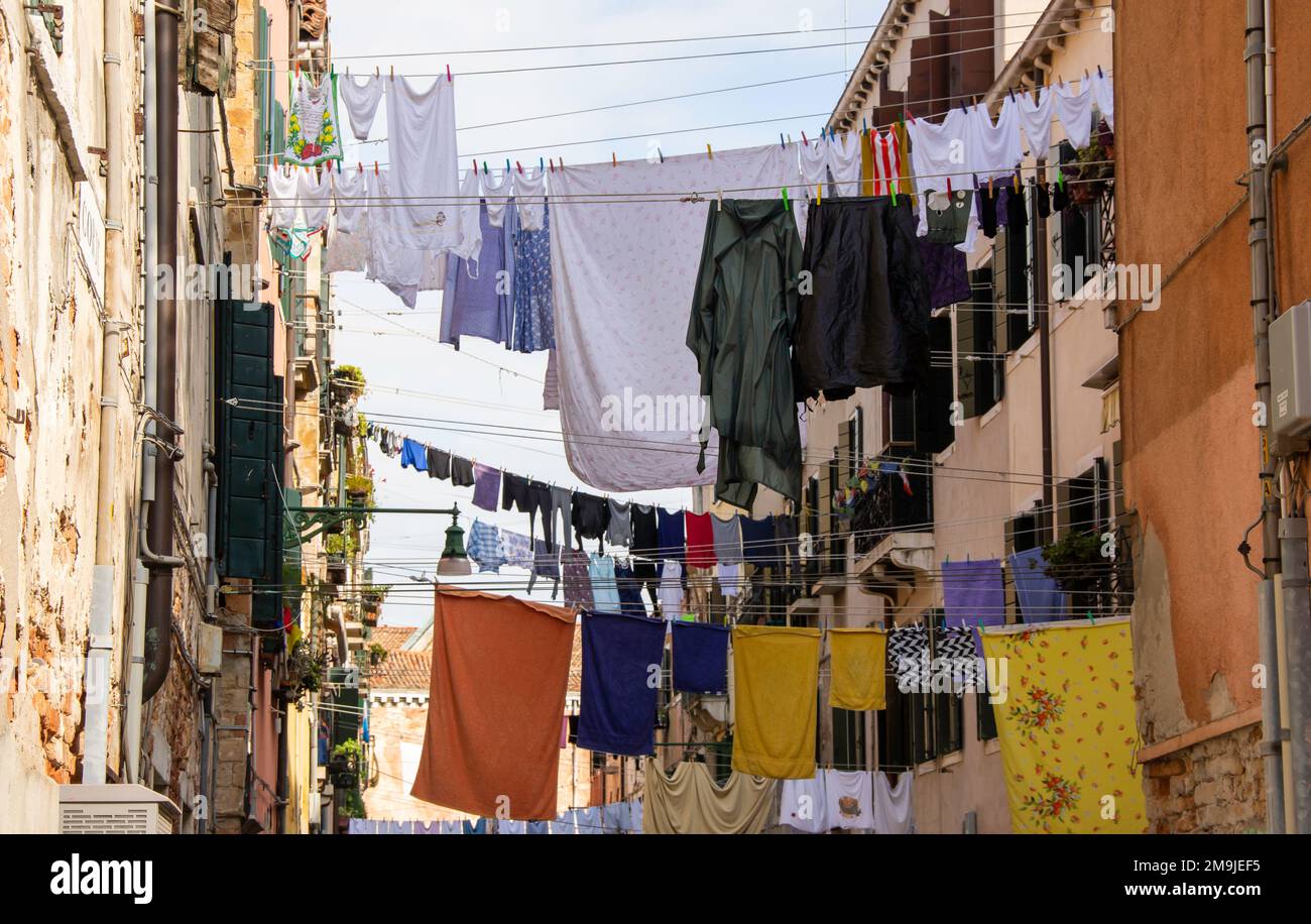 Die Einheimischen hängen ihre Wäsche in der Corte Nova in Venedig, Italien, ab. Ein Anblick, der zu einer Touristenattraktion geworden ist. Stockfoto