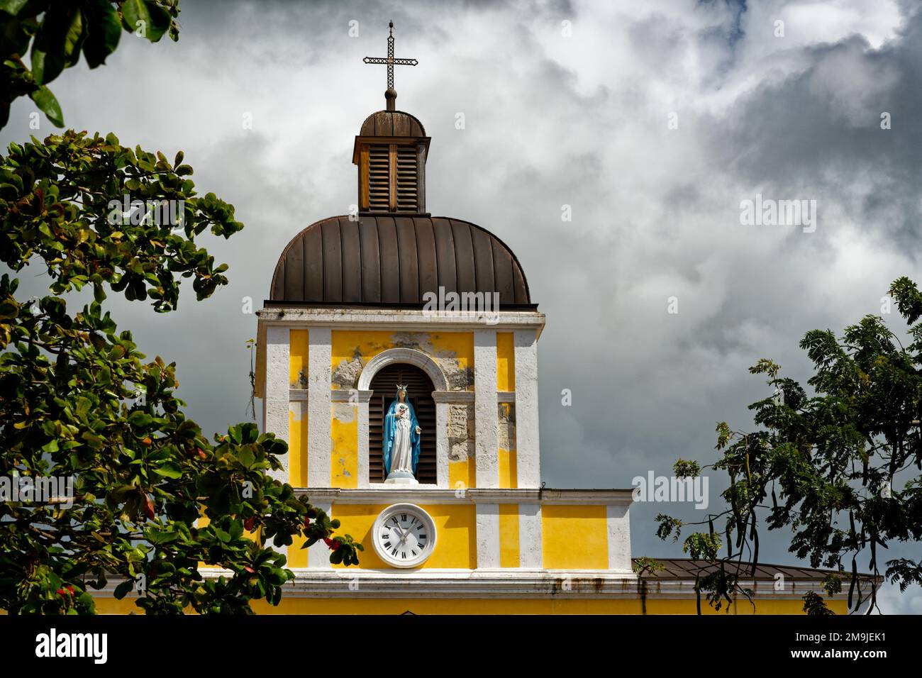 Statue der Jungfrau Maria im Kirchturm, Eglise de Grand Bourg, Marie-Galante, Guadeloupe, Frankreich Stockfoto