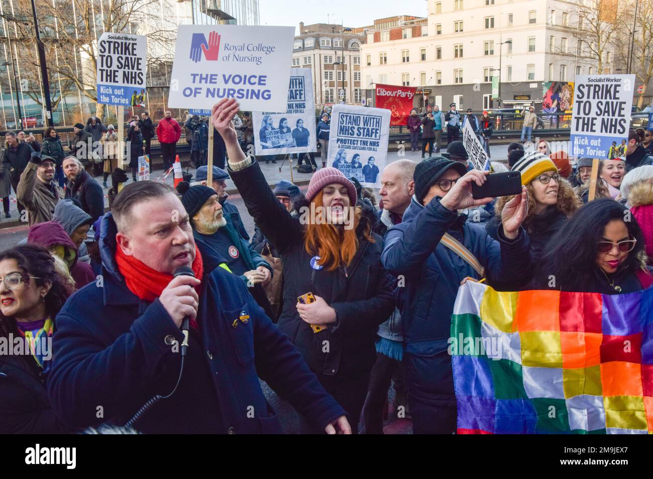 London, Großbritannien. 18. Januar 2023 Alex Gordon, President von RMT, hält eine Rede. Krankenschwestern, NHS-Mitarbeiter und Unterstützer versammelten sich vor dem University College Hospital zu einer Kundgebung zur Unterstützung des NHS und Krankenschwestern, während Krankenschwestern in ganz Großbritannien ihre Streiks fortsetzen. Kredit: Vuk Valcic/Alamy Live News Stockfoto