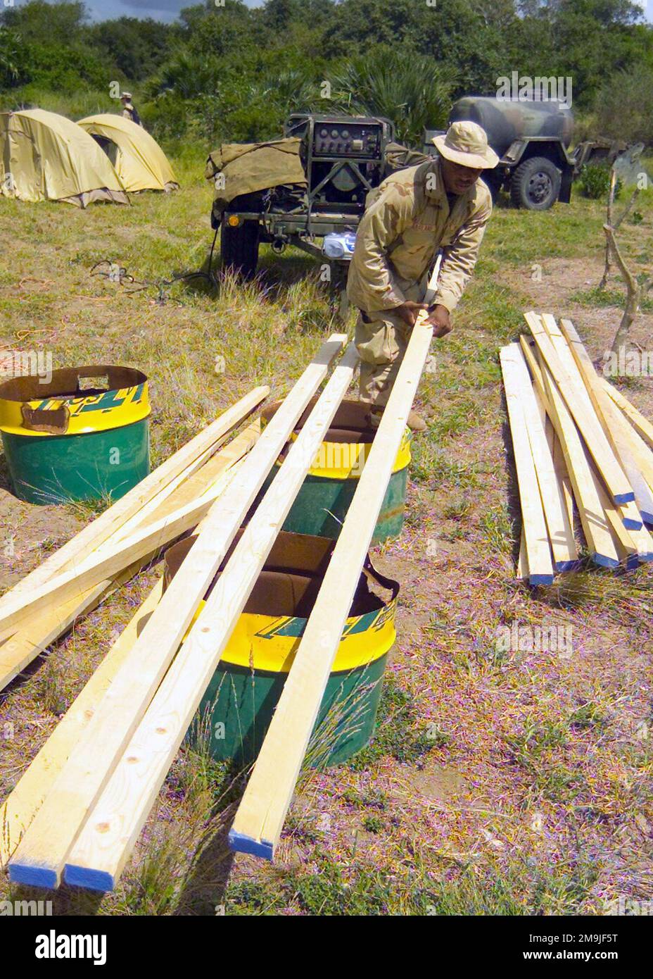 021209-M-3022S-016. Subjekt Operation/Serie: DAUERFREIHEITSBASIS: Manda Bay State: Coast Country: Kenia (KEN) Szene Hauptkommando gezeigt: CTF 52,2 Stockfoto