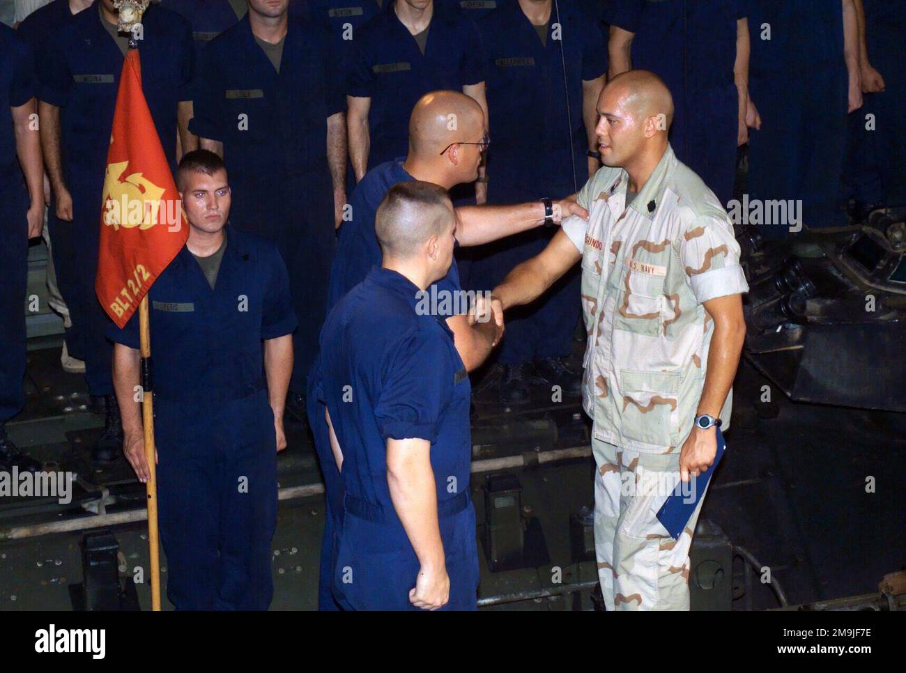 021211-M-0175R-003. Basis: USS Tortuga (LSD 46), Hauptkommando der Szene: CTF 52,2 Stockfoto