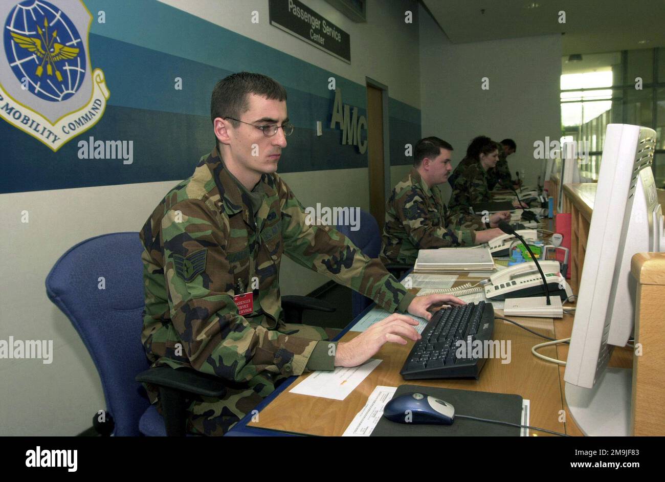 STAFF Sergeant (SSGT) DER US Air Force (USAF) Michael Jordan, Passenger Service Supervisor, 723. Air Mobility Squadron (AMS), Luftwaffenstützpunkt Ramstein, Deutschland, arbeitet am Kundenserviceschalter am Passagierterminal des Air Mobility Command (AMC). (Doppeltes Bild, siehe auch DFSD0412473 oder suchen Sie nach 021211F1851U007). Stützpunkt: Luftwaffenstützpunkt Ramstein Bundesland Rheinland-Pfalz Land: Deutschland / Deutschland (DEU) Stockfoto