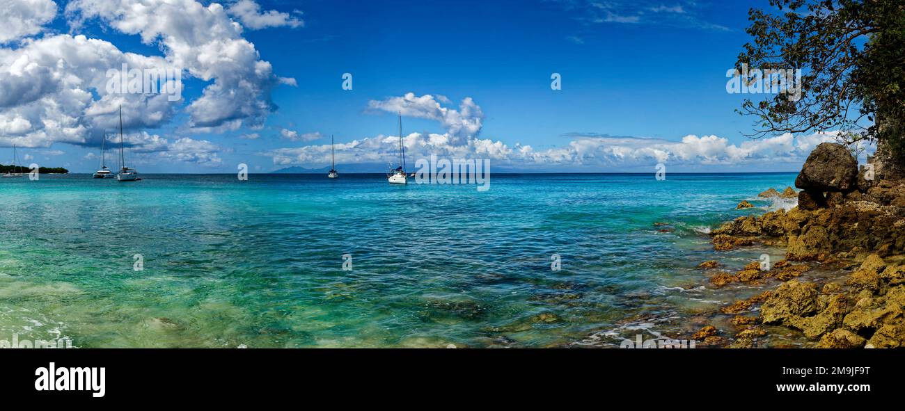 Boote auf See, Grand Bourg Beach, Marie-Galante, Guadeloupe, Frankreich Stockfoto