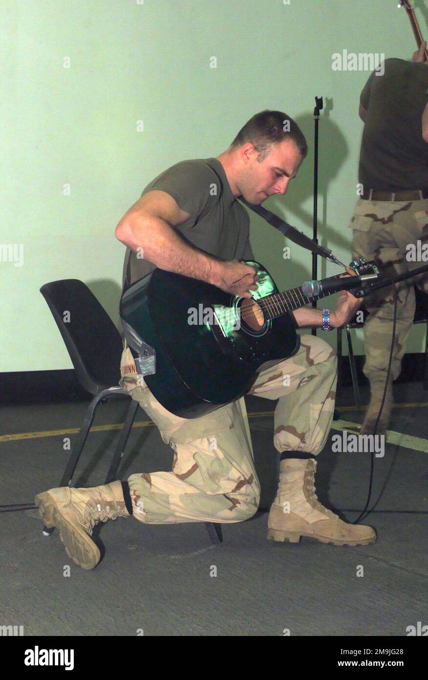 021231-M-0175R-009. Subjekt Betrieb/Serie: ENDURING FREEDOM 2002 Basis: USS Tortuga (LSD 46) Szene Hauptkommando gezeigt: CTF 52,2 Stockfoto