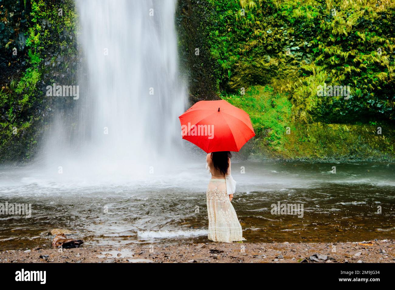 Frau mit Schirm vor dem Wasserfall, Multnomah Falls, Columbia River Gorge, Oregon, USA Stockfoto