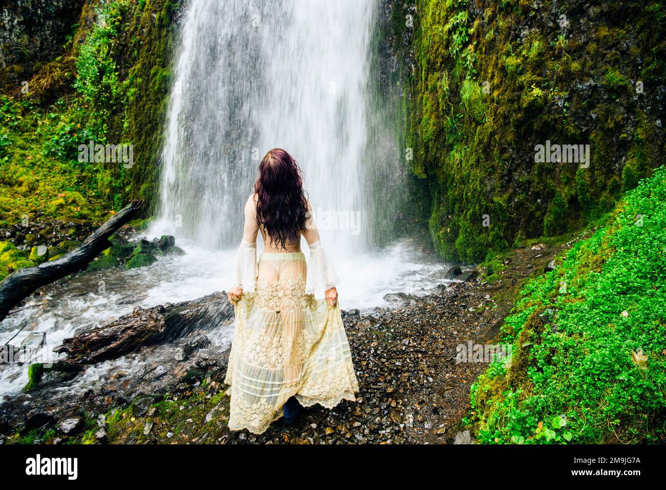 Frau vor dem Wasserfall, Multnomah Falls, Columbia River Gorge, Oregon, USA Stockfoto