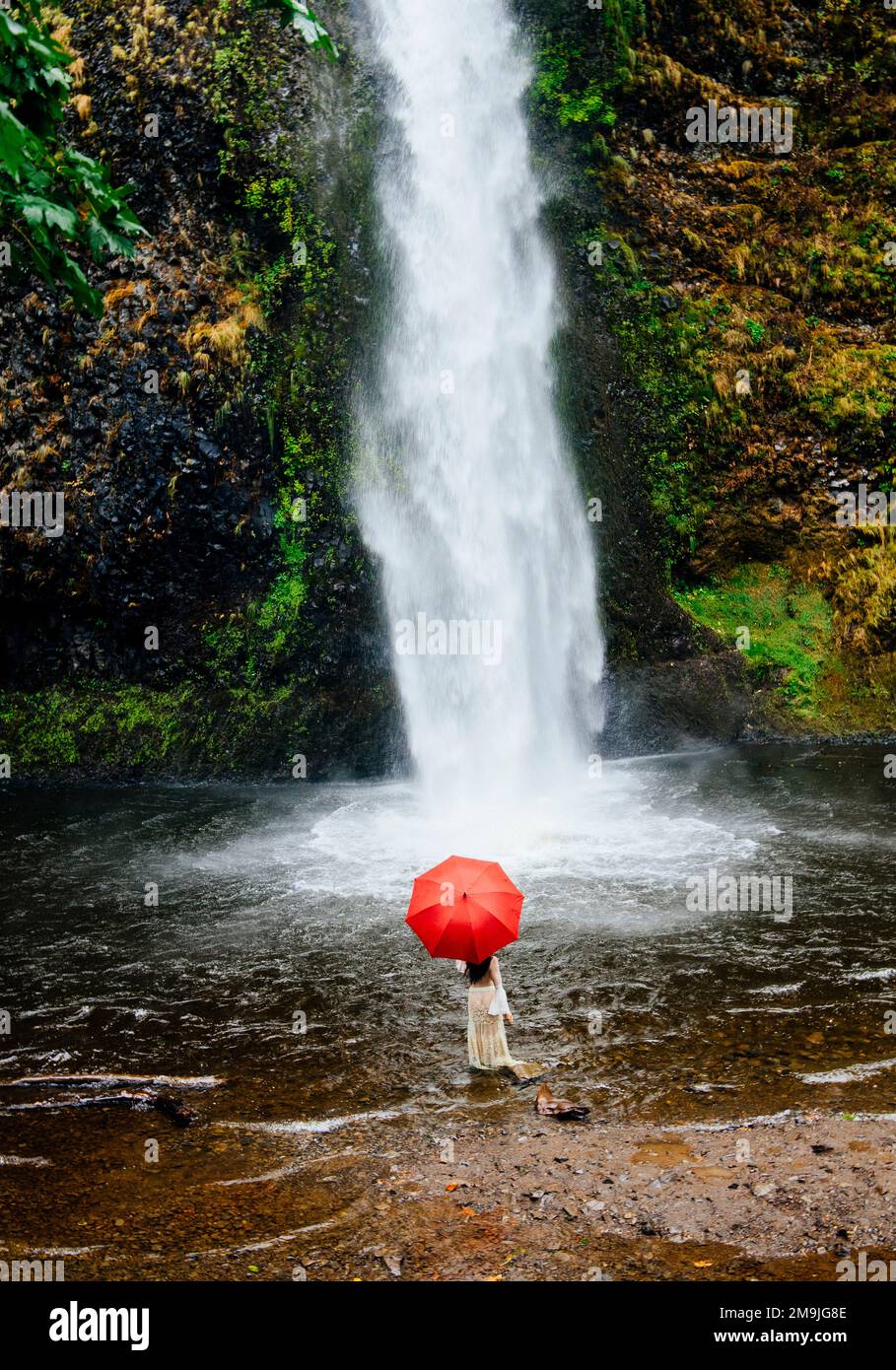 Frau mit Schirm vor dem Wasserfall, Multnomah Falls, Columbia River Gorge, Oregon, USA Stockfoto