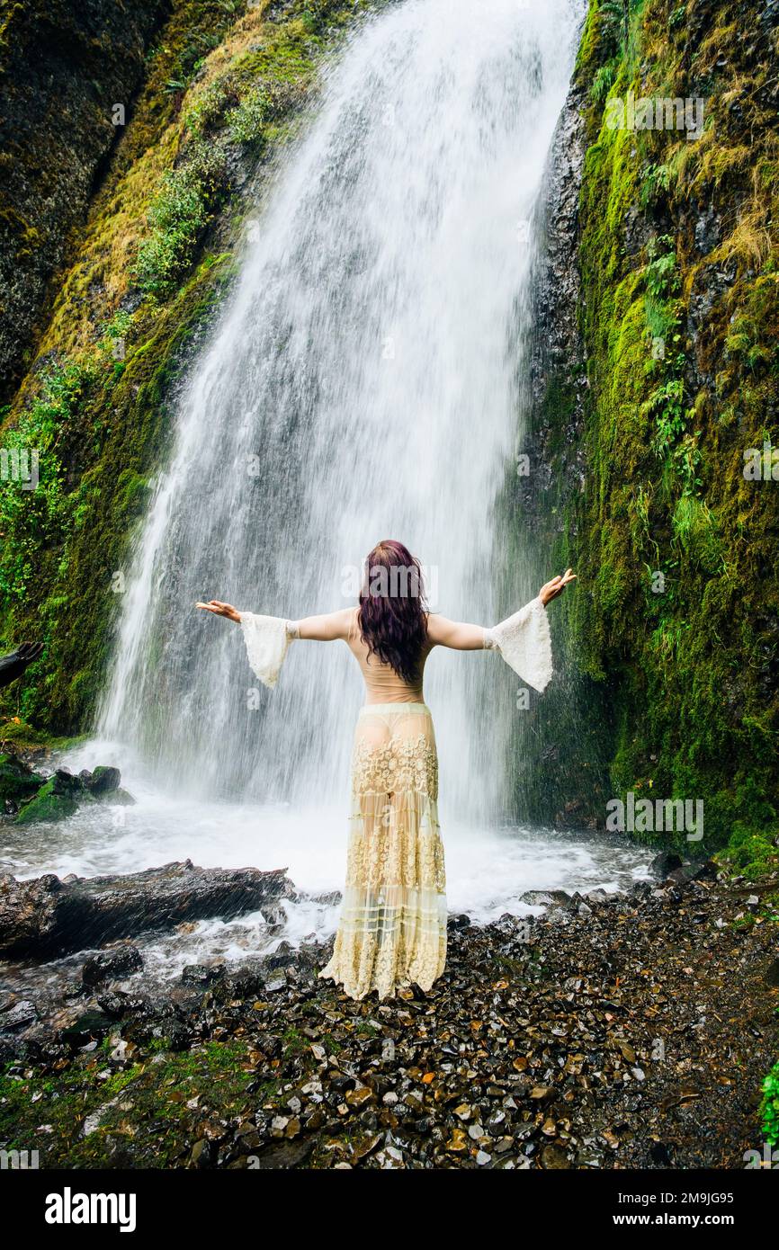 Frau vor dem Wasserfall, Multnomah Falls, Columbia River Gorge, Oregon, USA Stockfoto