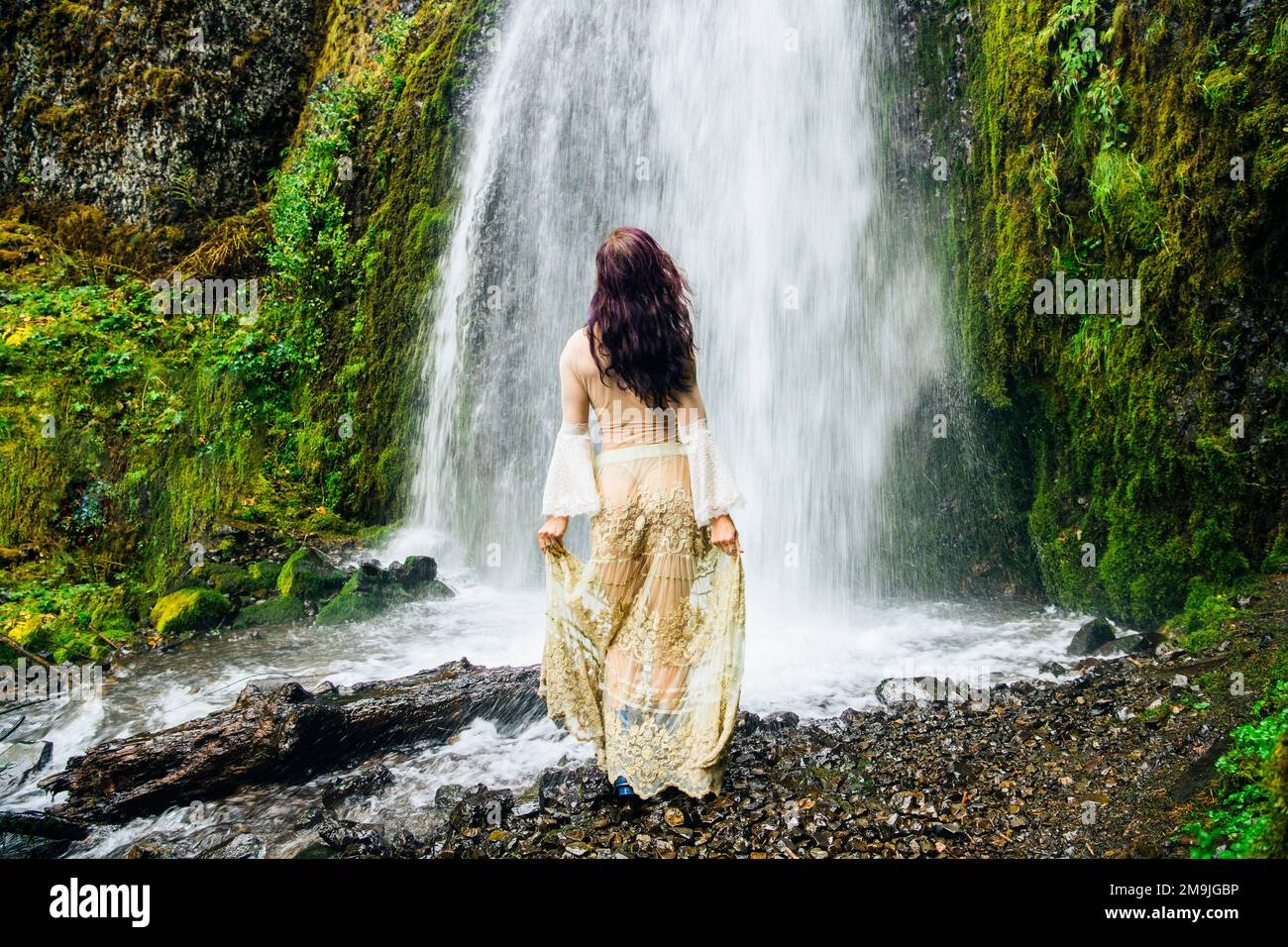 Frau vor dem Wasserfall, Multnomah Falls, Columbia River Gorge, Oregon, USA Stockfoto
