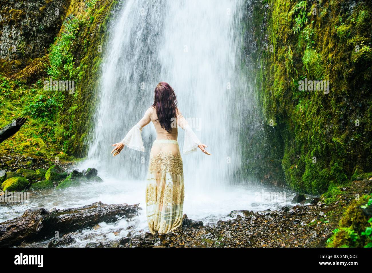 Frau vor dem Wasserfall, Multnomah Falls, Columbia River Gorge, Oregon, USA Stockfoto