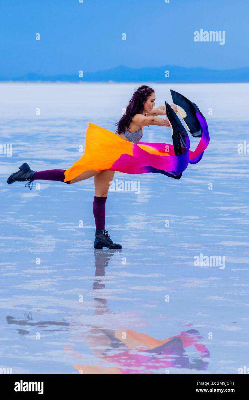 Junge Turnerin mit Flaggen in der Nähe des Sees, Bonneville Salt Flats, Utah, USA Stockfoto