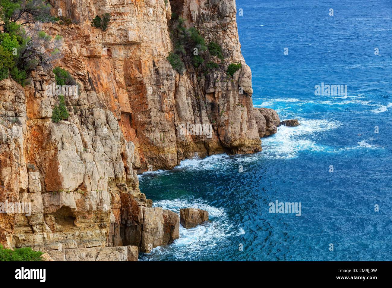 Rocky Coast on the Sea in Pedra Longa, Sardinien, Italien. Stockfoto