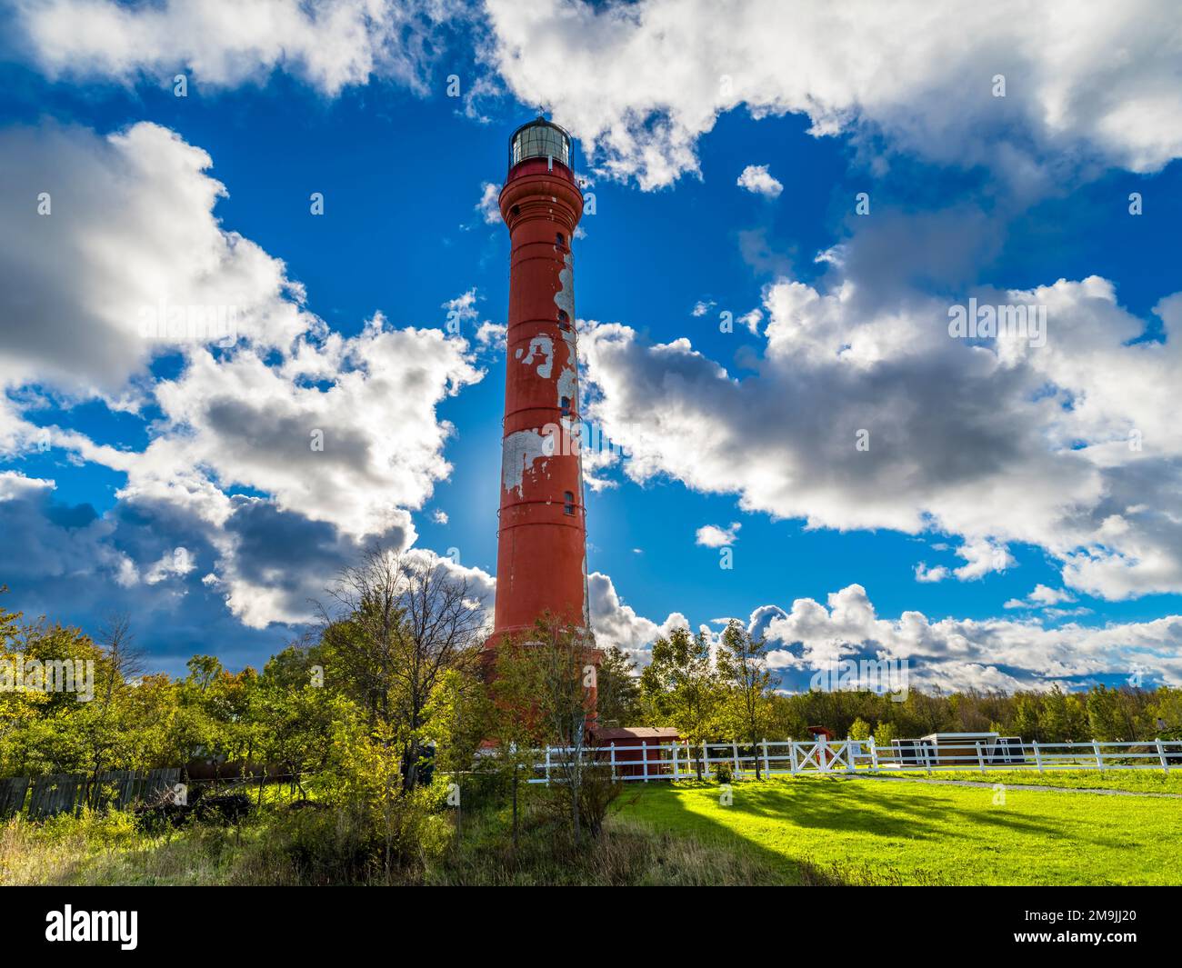 Niedriger Winkel mit Blick auf den Leuchtturm, die Pakri-Halbinsel, den Finnischen Meerbusen, die Ostsee, den Norden Estlands Stockfoto