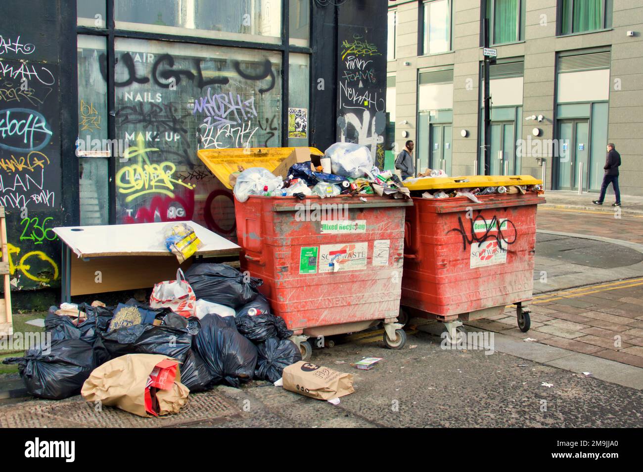 Überlaufende Abfalleimer und nicht gesammelter Müll werden in den Straßen von Glasgow, Schottland, Großbritannien, angehäuft Stockfoto