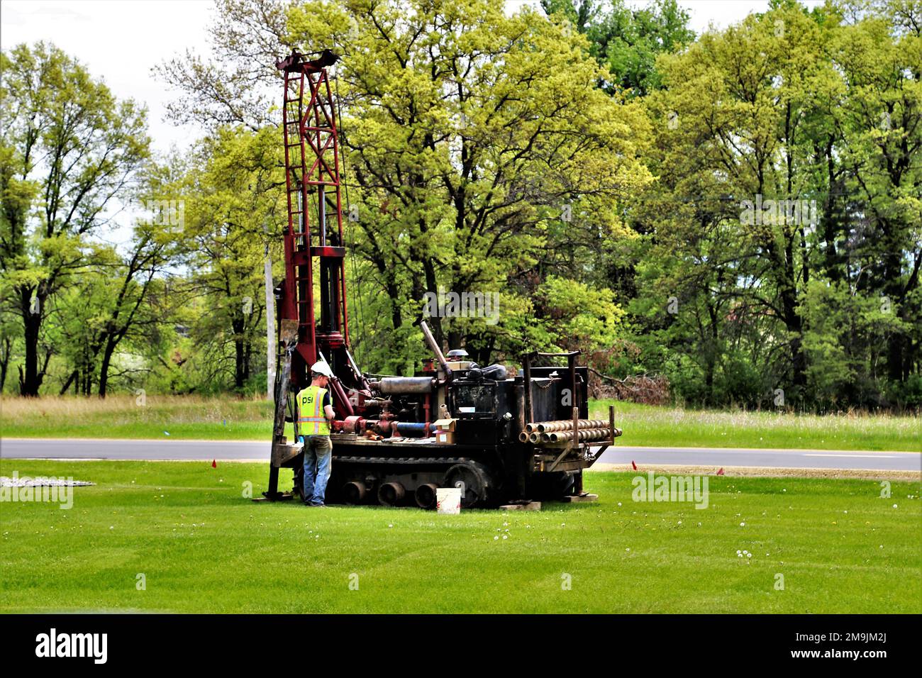 Bauunternehmer verwenden eine Bohrmaschine zur Entnahme von Bodenproben am 19. Mai 2022 für zukünftige Bauprojekte in Fort McCoy, Wisconsin. Die Arbeiten wurden in der Nähe von McCoy's Community Center in der Kantonationsgegend von Fort McCoy abgeschlossen. Diese Arbeit wird vom Fort McCoy-Direktorat für öffentliche Arbeiten koordiniert. Stockfoto