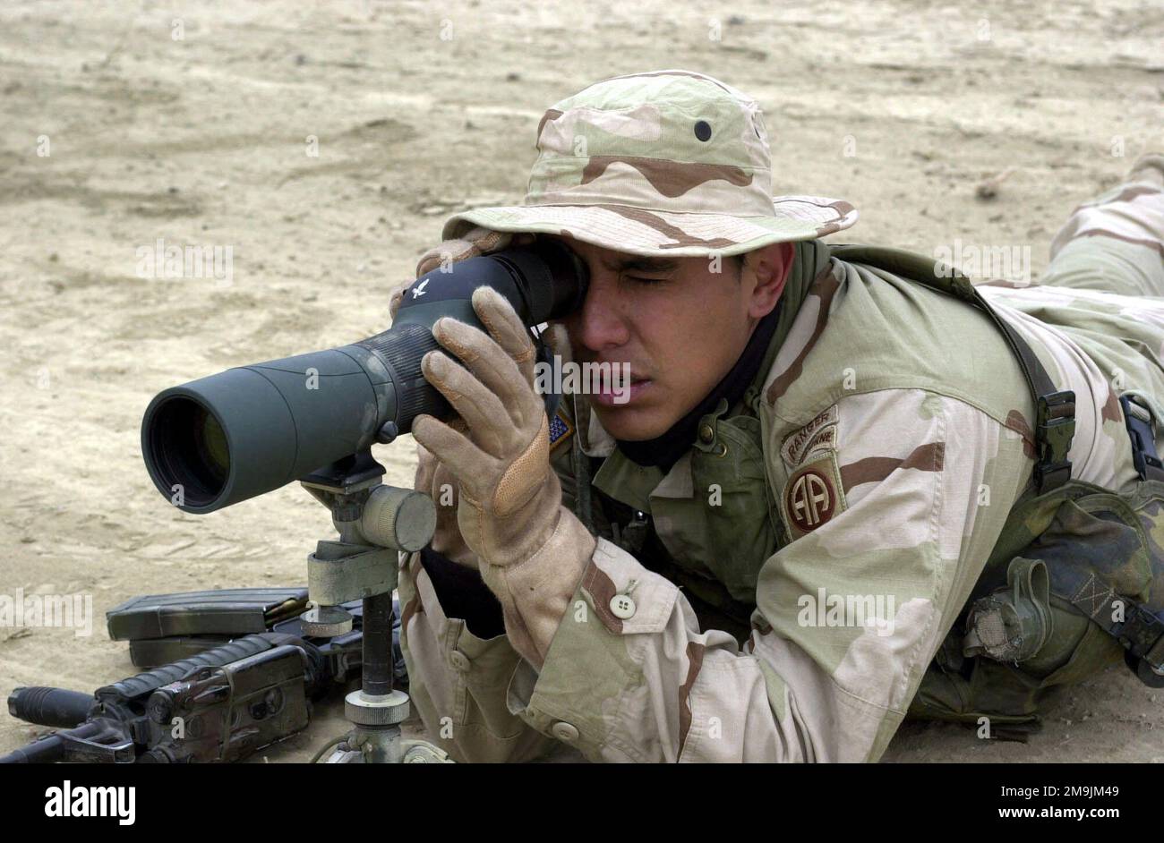 Auf einem Feuerfeld in der Nähe des Flugplatzes Bagram verwendet Sergeant (SGT) Joe Gonzalez, zusammen mit der Fernüberwachungseinheit der 82. Airborne Division, ein hochauflösendes Oszilloskop, um Ziele für seine Teammitglieder zu erfassen, während der Betrieb DAUERHAFTE FREIHEIT bietet. Subjekt Operation/Serie: DAUERHAFTE FREIHEITSBASIS: Bagram Flugplatz Staat: Parwan Land: Afghanistan (AFG) Hauptkommando gezeigt: Northeas Stockfoto