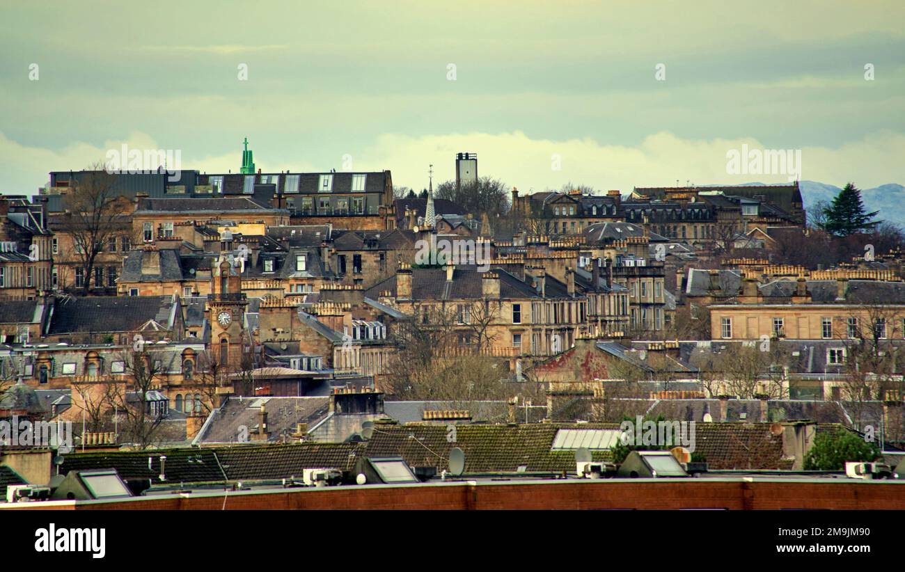 Panoramablick aus der Vogelperspektive auf die Dächer des West End entlang der Great Western Road im Zentrum von [Fixture Glasgow, Schottland, Großbritannien Stockfoto