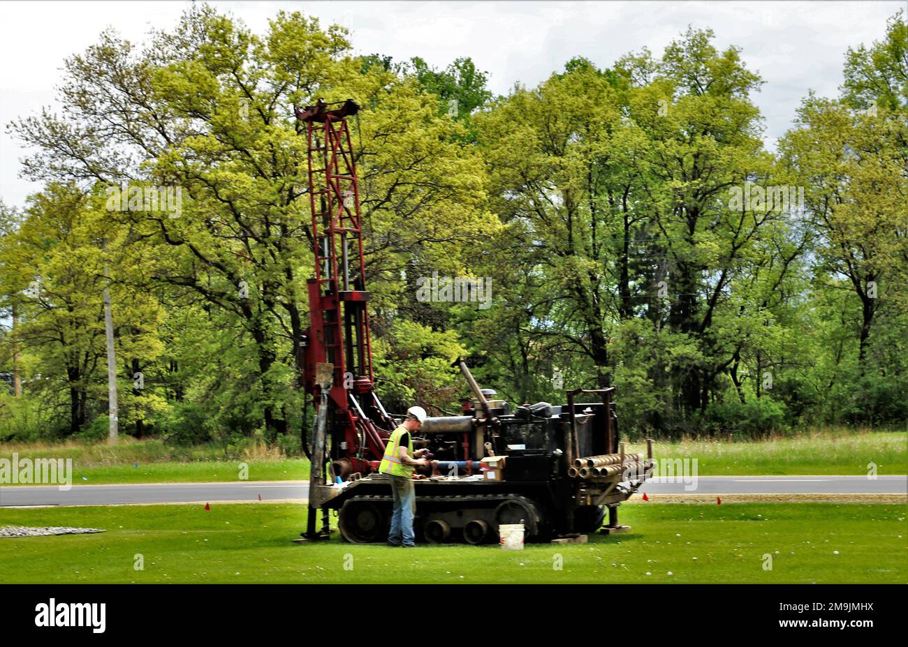 Bauunternehmer verwenden eine Bohrmaschine zur Entnahme von Bodenproben am 19. Mai 2022 für zukünftige Bauprojekte in Fort McCoy, Wisconsin. Die Arbeiten wurden in der Nähe von McCoy's Community Center in der Kantonationsgegend von Fort McCoy abgeschlossen. Diese Arbeit wird vom Fort McCoy-Direktorat für öffentliche Arbeiten koordiniert. Stockfoto