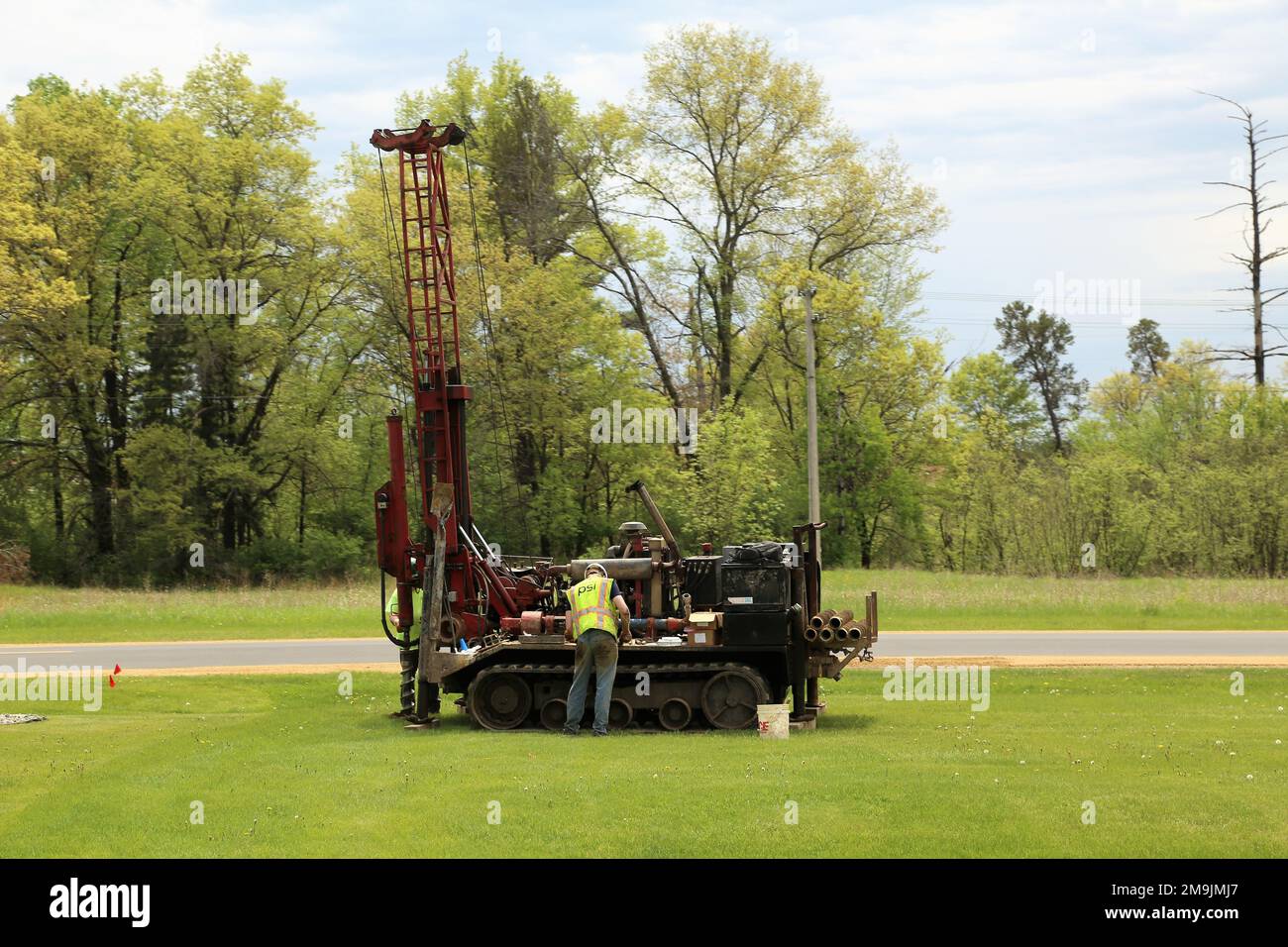 Bauunternehmer verwenden eine Bohrmaschine zur Entnahme von Bodenproben am 19. Mai 2022 für zukünftige Bauprojekte in Fort McCoy, Wisconsin. Die Arbeiten wurden in der Nähe von McCoy's Community Center in der Kantonationsgegend von Fort McCoy abgeschlossen. Diese Arbeit wird vom Fort McCoy-Direktorat für öffentliche Arbeiten koordiniert. Stockfoto