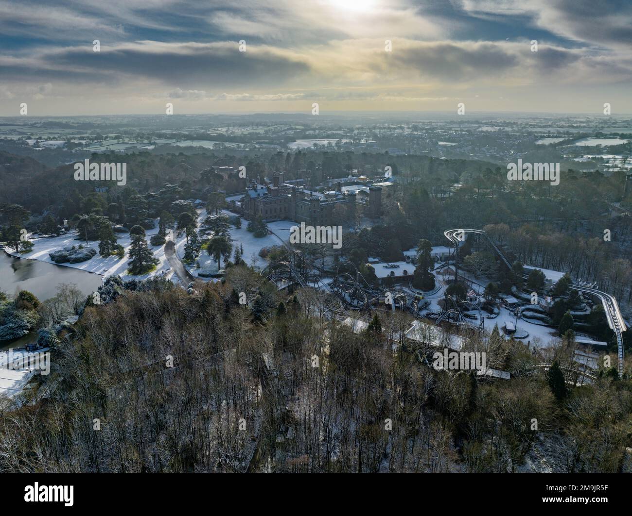 Schneebedeckte Alton Towers Luftdrohne Beautify Fotos Vom Freizeitpark Stockfoto