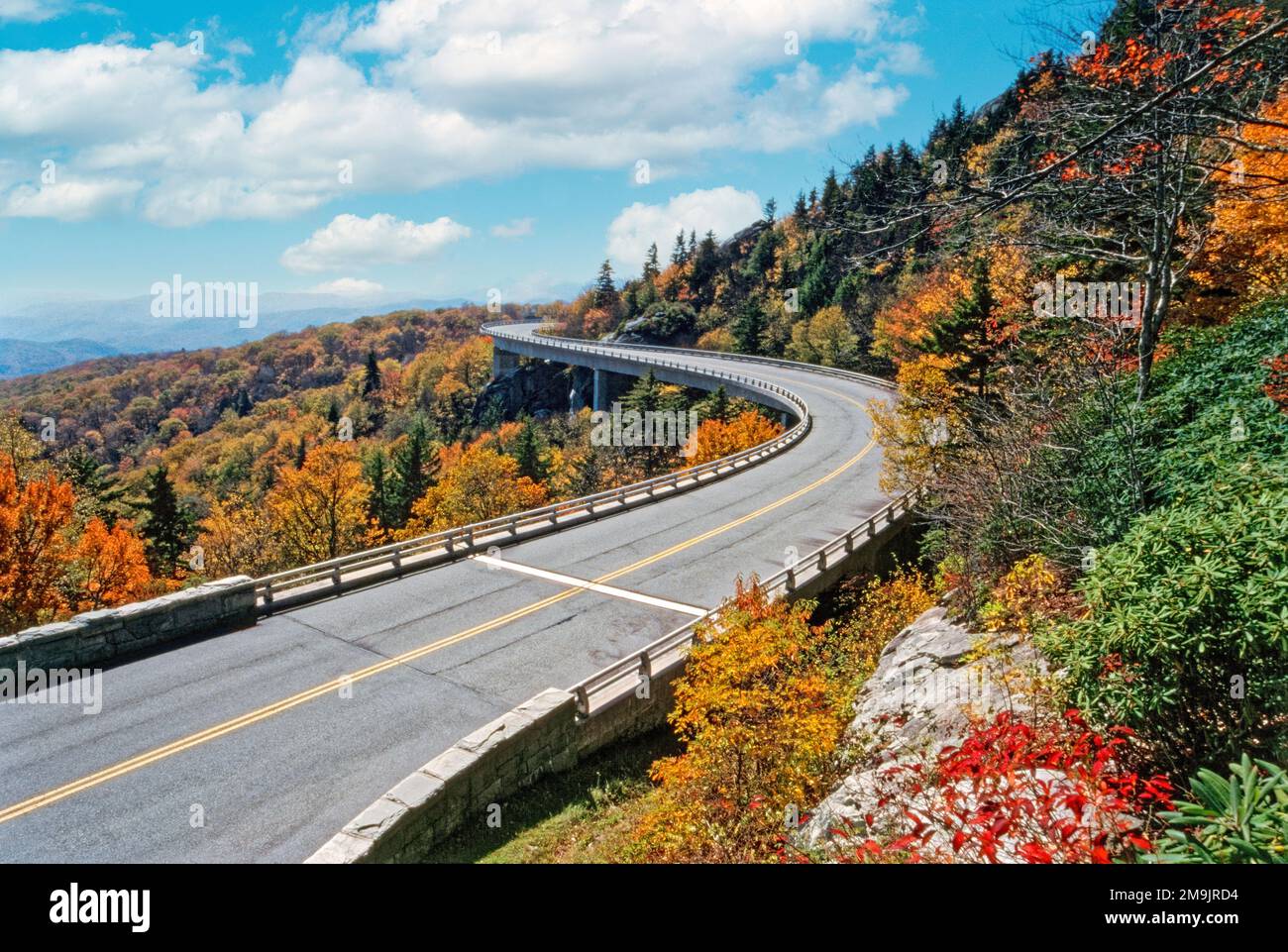 Erhöhte Straße im Herbst, Blue Ridge Parkway, North Carolina, USA Stockfoto