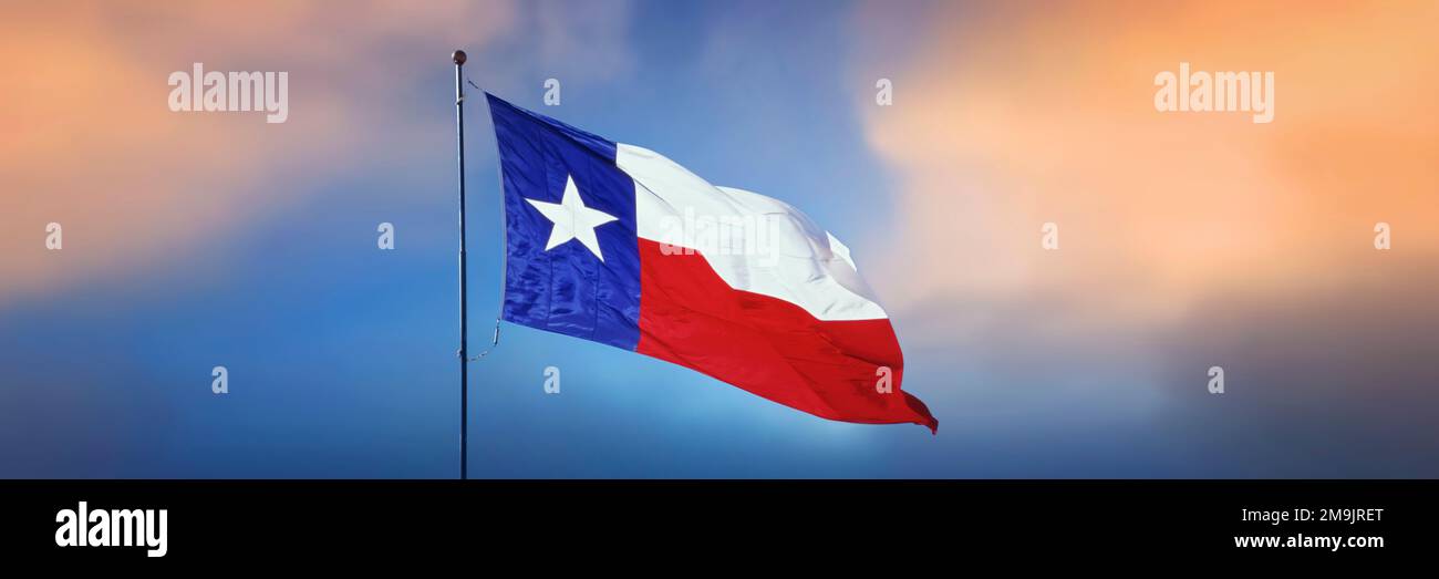 Texas-Flagge gegen den Himmel bei Sonnenuntergang Stockfoto
