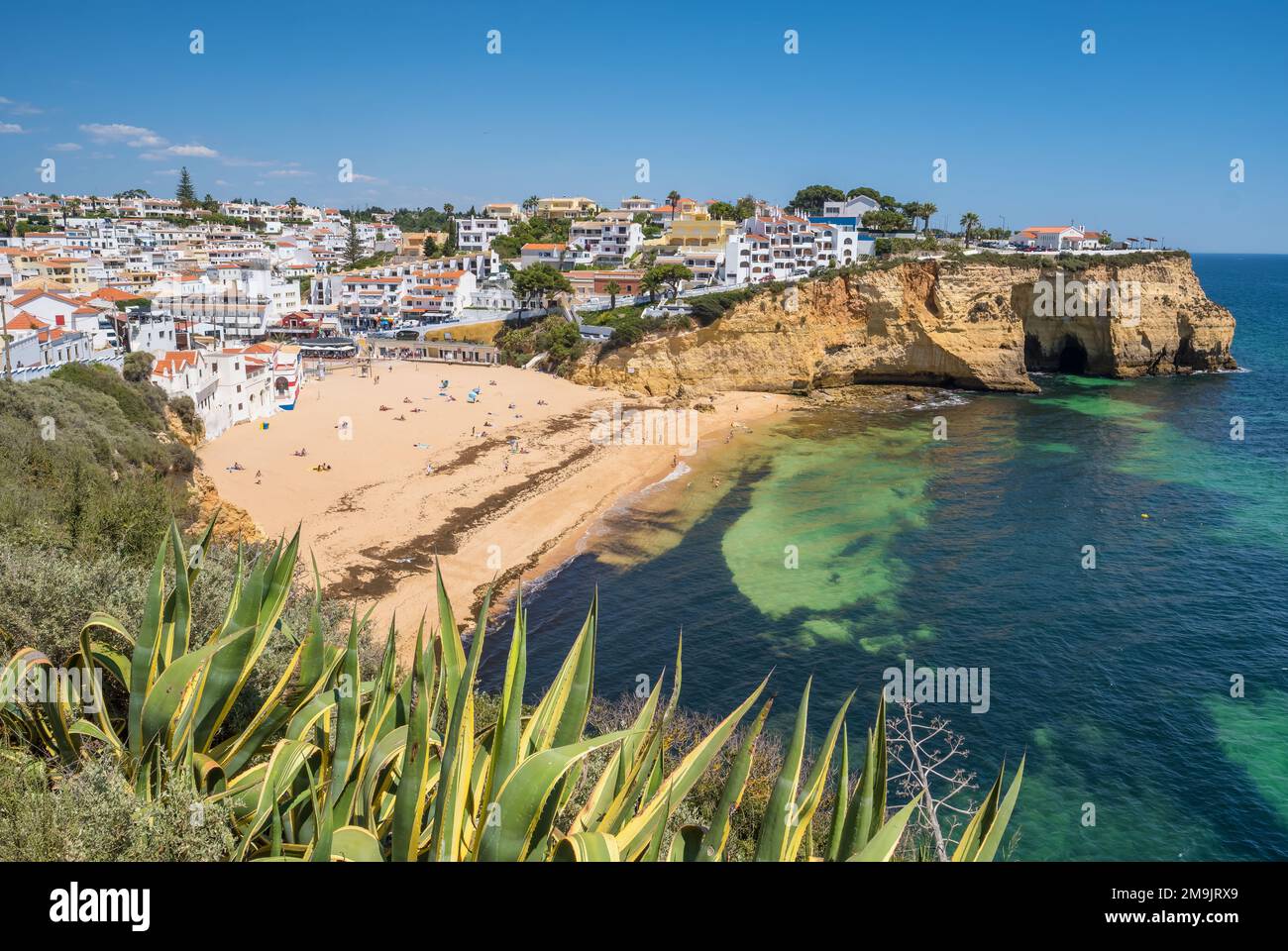 Carvoeiro Fischerdorf mit schönem Strand an der Algarve, Portugal. Stockfoto