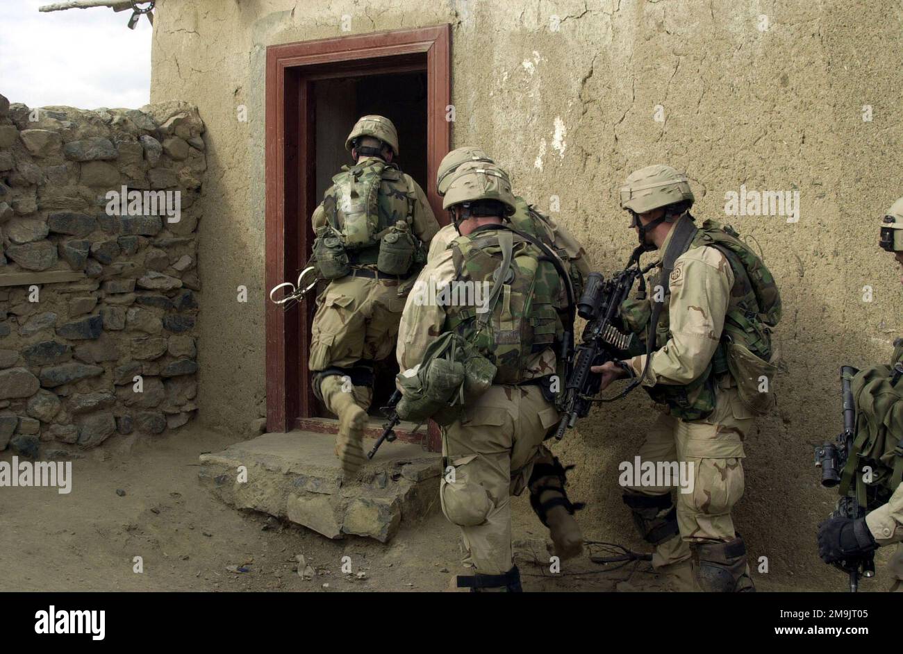 Soldaten der Special Forces Group (SFG) der C-Kompanie, DES 1. Bataillons, des 504. Parachute Infanterie-Regiments (PIR), bewaffnet mit einer 5,56mm M4-Karbine, ergreifen Vorsichtsmaßnahmen, während sie Haus-zu-Haus nach mutmaßlichen Taliban-Feinden in der Stadt Naray suchen, um die DAUERHAFTE FREIHEIT zu unterstützen. Betrifft Operation/Serie: DAUERHAFTE FREIHEITSBASIS: Naray-Land: Afghanistan (AFG) Stockfoto
