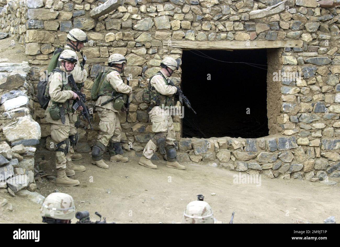 Soldaten der Special Forces Group (SFG) der C-Kompanie, DES 1. Bataillons, des 504. Parachute Infanterie-Regiments (PIR), bewaffnet mit einer 5,56mm M4-Karbine, ergreifen Vorsichtsmaßnahmen, während sie Haus-zu-Haus nach mutmaßlichen Taliban-Feinden in der Stadt Naray suchen, um die DAUERHAFTE FREIHEIT zu unterstützen. Betrifft Operation/Serie: DAUERHAFTE FREIHEITSBASIS: Naray-Land: Afghanistan (AFG) Stockfoto