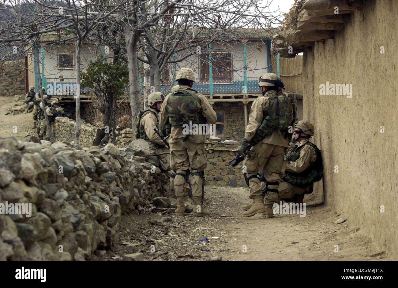 Soldaten der Special Forces Group (SFG), Kompanie C, 1. Bataillon, 504. Parachute Infanterie-Regiment (PIR), bewaffnet mit 5,56mm M4 Karbinen und ausgestattet mit Schutzpanzern, ruhen sich während der Suche nach mutmaßlichen Taliban in der Stadt Naray zur Unterstützung DER DAUERHAFTEN FREIHEIT aus. Betrifft Operation/Serie: DAUERHAFTE FREIHEITSBASIS: Naray-Land: Afghanistan (AFG) Stockfoto